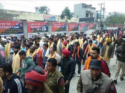 Shiv Sena Punjab protests against attack on Mahant Kashmir Giri ...