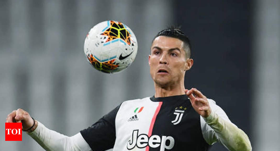 Ronaldo returns to Italy despite coronavirus infection