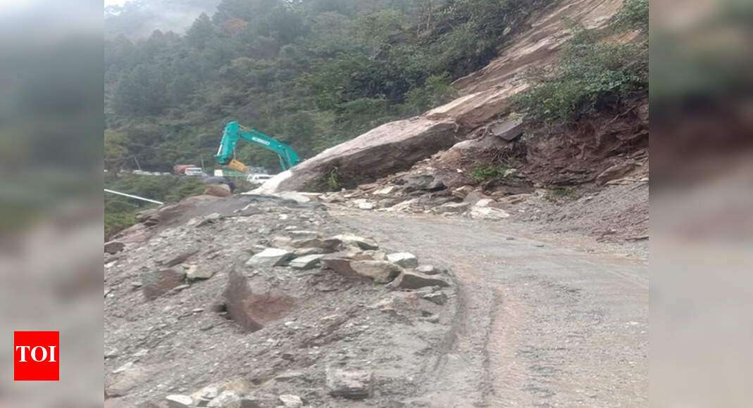 Landslide in Darjeeling Landslide kills three in Darjeeling Kolkata