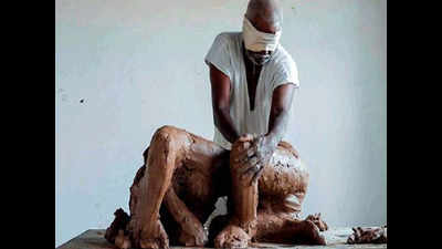 Blindfolded, senior sculptor gives shape to what Derrida spoke of
