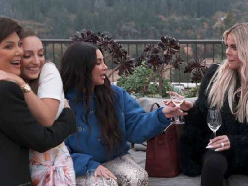 Kardashians enjoy a wine tasting while making unlikely friends in(01)