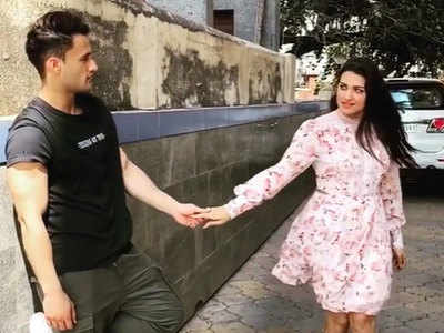 Asim Riaz can't take off his eyes from ladylove Himanshi Khurana; watch romantic video