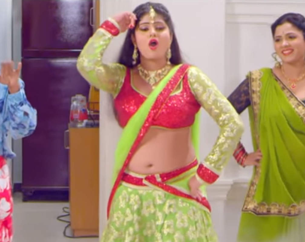 
Bhojpuri Gana: Kallu and Neha Shree's Bhojpuri Song Video 'Kamariya Bathe' from 'Tridev'
