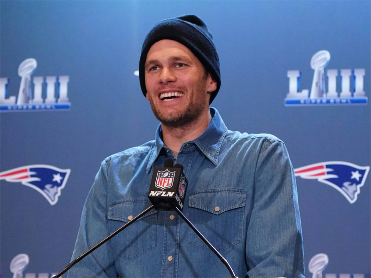 Tom Brady signs NFL contract with Tampa Bay Buccaneers