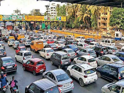 Mumbai: Motorists venture out for drives, picnics despite instructions to stay at home