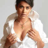 写真：ニア・シャーマが熱を上げる