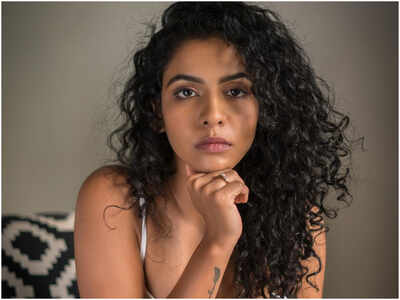 Video: Himika Bose is polishing her artistic skills during the home quarantine | Malayalam Movie News - Times of India Video: Himika Bose is polishing her artistic skills during the home quarantine | Malayalam Movie News - Times of India