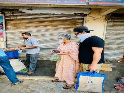 Paras Chhabra steps out with mother to buy veggies