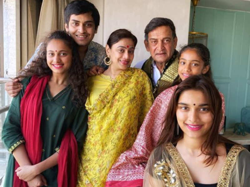 Mahesh Manjrekar shares a picture with family; asks citizens to stay ...