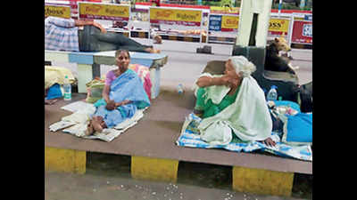 West Bengal: Hundreds stuck in Howrah station