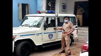 Gujarat: Dahod policeman puts duty before self