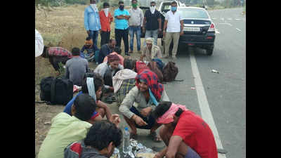 Thousands of labourers stuck at Telangana border with no food
