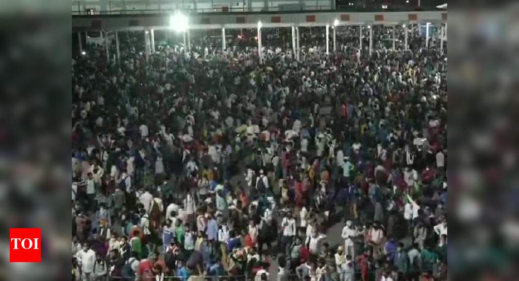 Hundreds of migrants throng Delhi bus terminal 