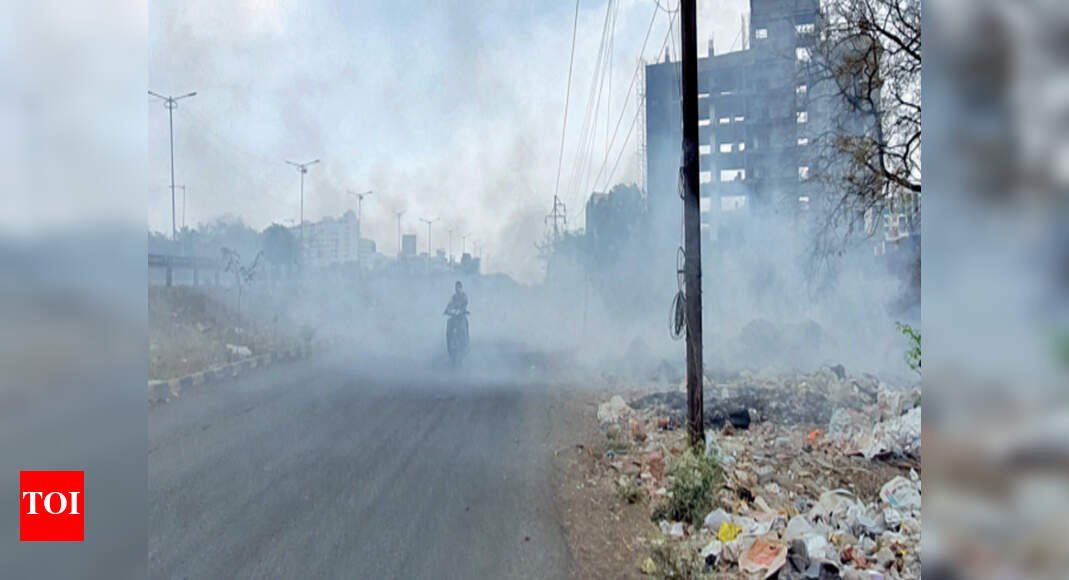 Pune: Garbage spills on to roads, residents rue burning of trash in ...