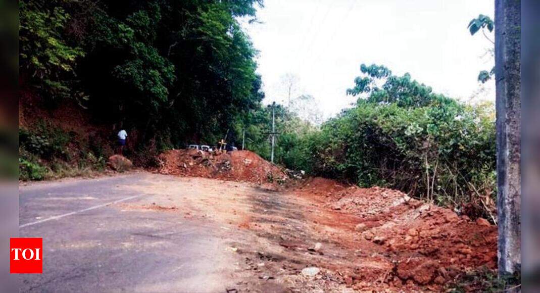 K’taka’s border blockade hits movement of goods | Kozhikode News ...