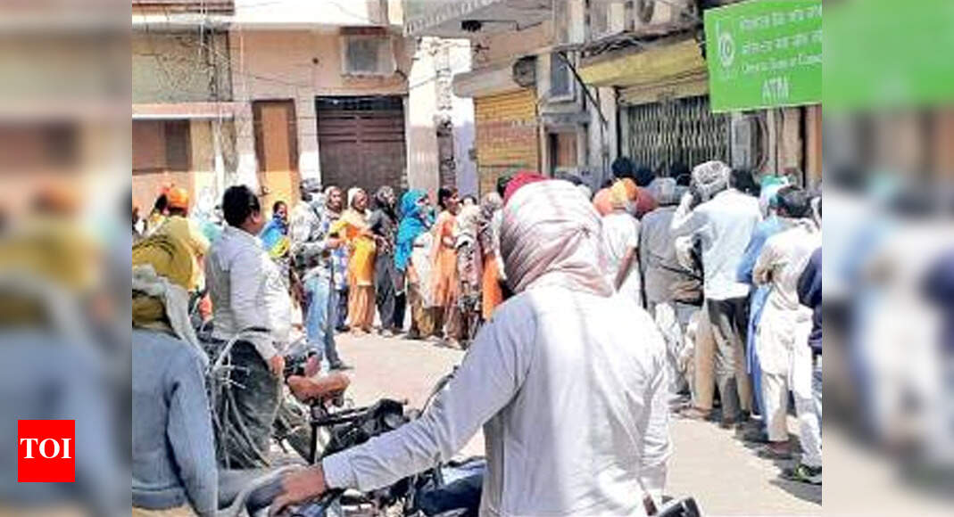 Banks open after week in Punjab, rush defeats social distancing