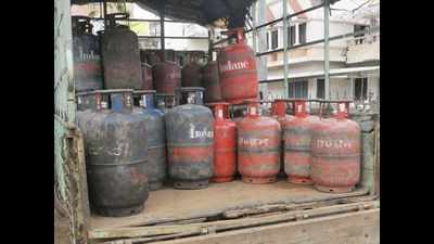 Trichy: Delivery boys are working every day to ensure cooking gas at homes
