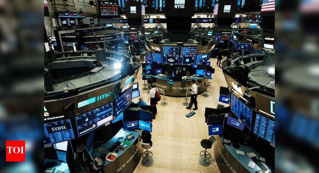 Stocks fall, capping Wall Street's worst quarter since 2008 thumbnail