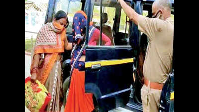 Police help pregnant woman reach hospital in Kanpur