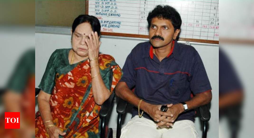 Veteran Actress Leelavathi And Son Vinod Raj Donate Groceries For Junior Artists Kannada Movie News Times Of India