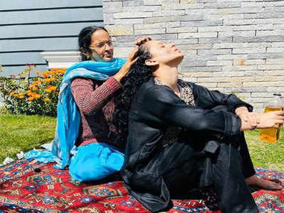Kangana Ranaut enjoys an oil massage by mother during quarantine