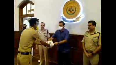 Maharashta home minister distributes masks, sanitizers to police