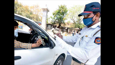 Traffic policemen issue challans to 90 motorists in Pune