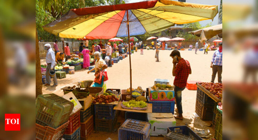 Pune Vendors crowding outside Market Yard to face action Pune News