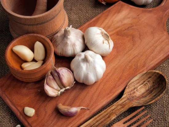 Make use of garlic cloves in these ways to maintain hair health