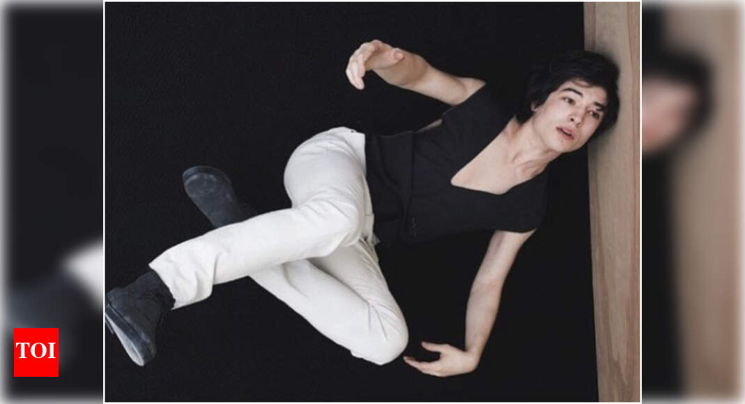 Ezra Miller allegedly chokes a woman in video from Iceland bar(00)