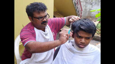 Mangaluru: Parents give their children haircuts