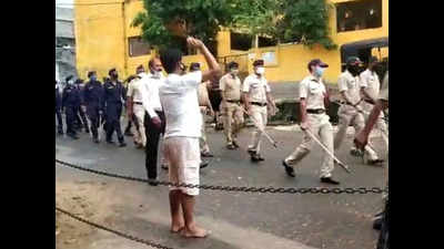 Nagpur citizens laud cops by clapping, showering petals in Gittikhadan