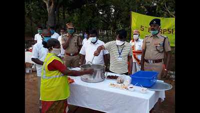 Lockdown: Railway Protection Force providing nutritious breakfast to sanitary workers in Trichy