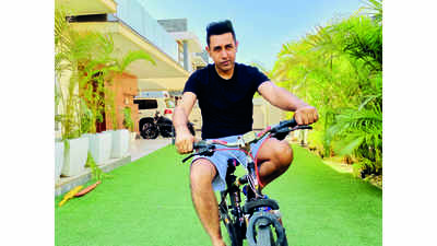 Gippy Grewal is playing with sons in lockdown
