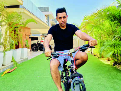 Gippy Grewal is playing with sons in lockdown