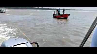 Irked Navsari fishermen attacks police vehicle over home quarantine order