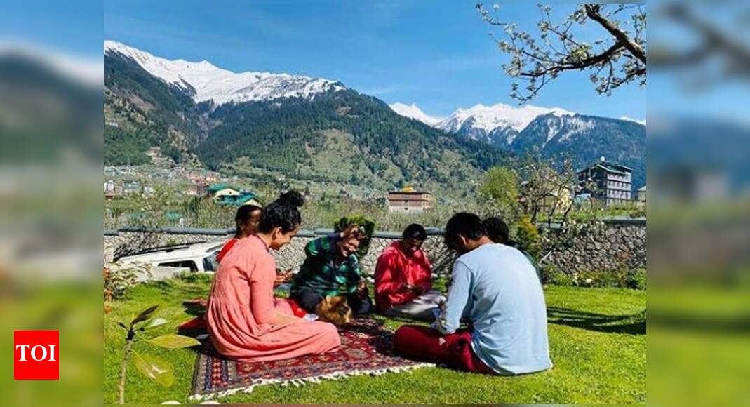 Kangana Ranaut spends Sunday playing cards with family thumbnail
