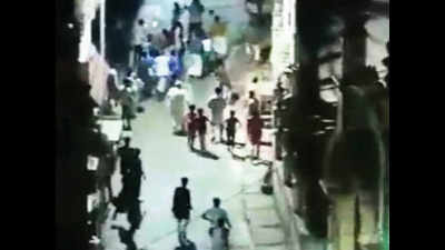 Cops attacked for enforcing lockdown in Kolkata's Metiabruz