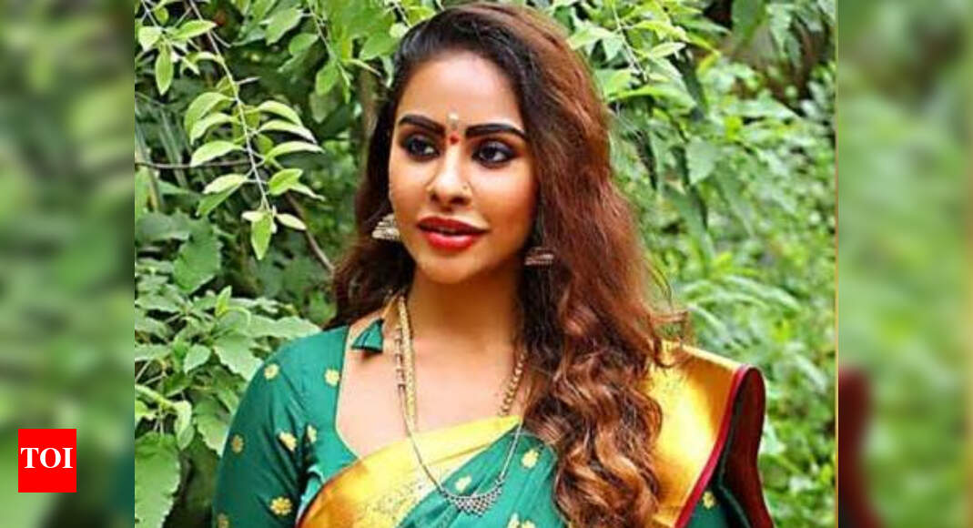 Sri Reddy demonstrates how to drape a silk sari | Tamil Movie News ...