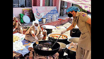 Duty by choice: Delhi cops cook for needy | Delhi News - Times of India