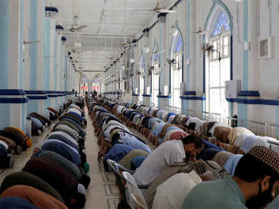 'God is with us': Many Muslims in Pakistan flout the coronavirus ban in mosques