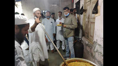 Mosque in Mumbai feeds labourers during lockdown