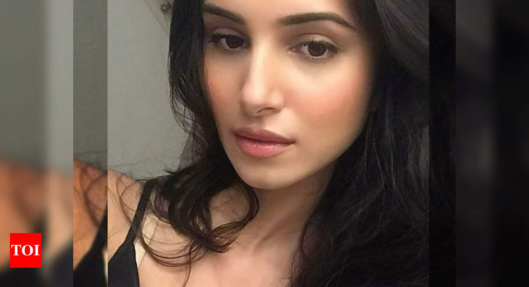 Tara Sutaria Will Have You Swooning Over Her Stunning Selfie Hindi Movie News Times Of India 