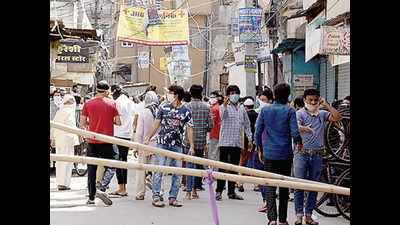 Jaipur: Ramganj crowd jostle for free ration, violate government protocol