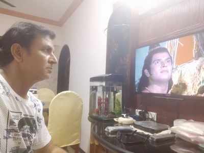 Ramayan's Lakshman aka Sunil Lahri shares photo of him watching 'Meghnadh vadh'; fan advises him to not sit close to the TV screen