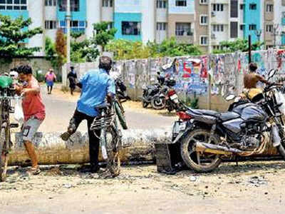 Vehicles clog Koyambedu defying curfew