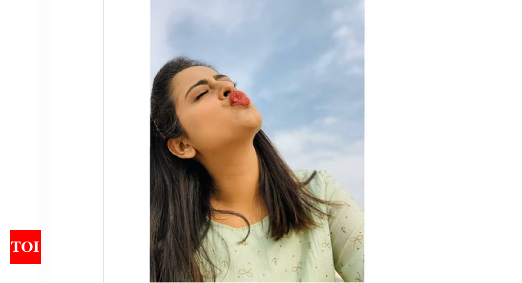 Yamini Singh Looks Cute As She Sends A Kiss To Mother Earth Bhojpuri Movie News Times Of India 6465