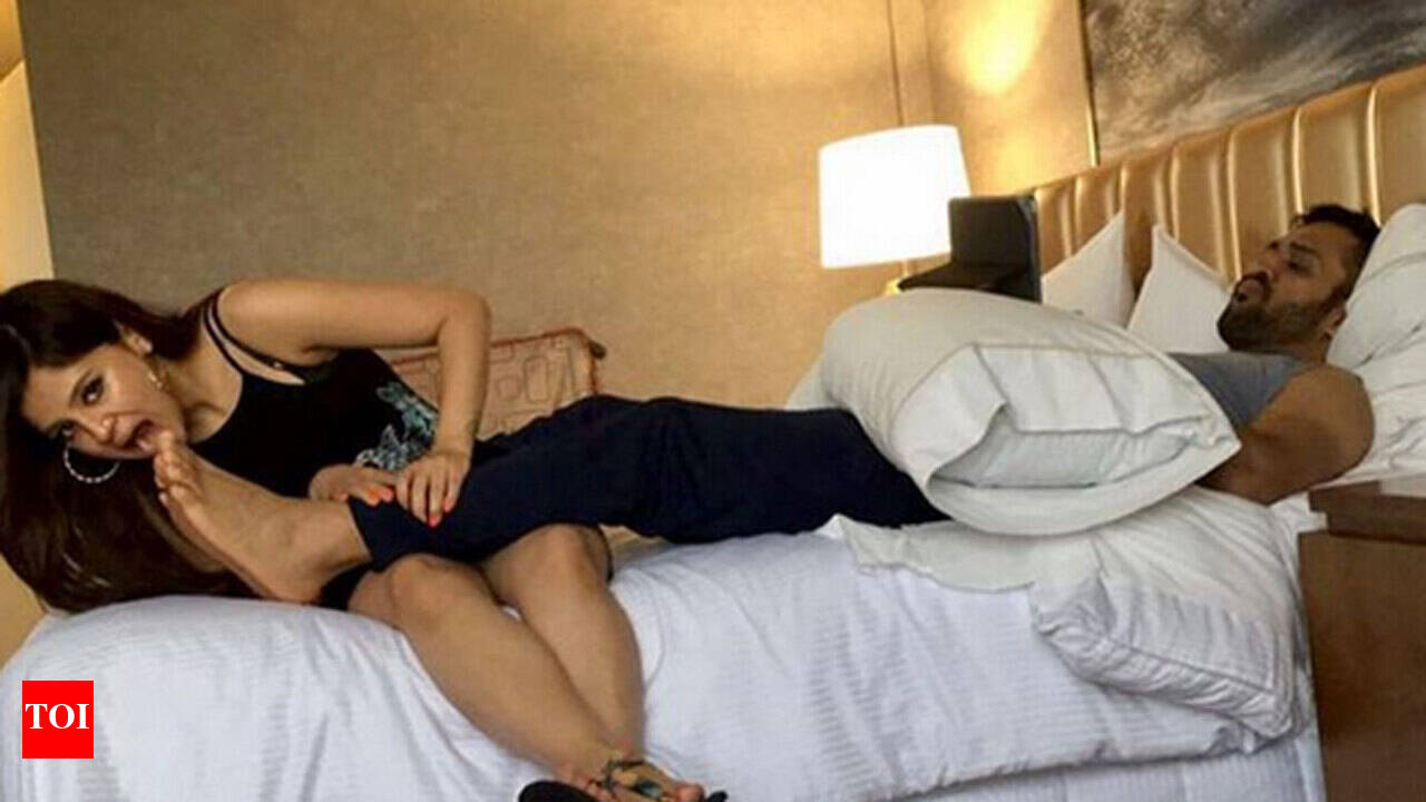 Sakshi Dhoni: Wife Sakshis photo with MS Dhoni amid lockdown is breaking  the internet | Cricket News - Times of India