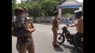 Unwell daughter in her arms, Moradabad woman cop enforces lockdown