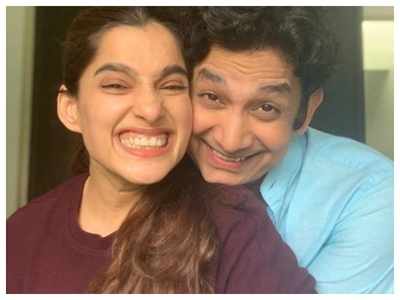 Priya Bapat shares an unmissable loved-up picture with hubby Umesh Kamat; see pic